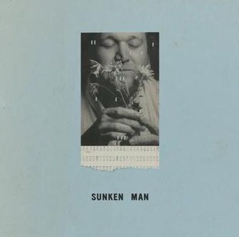 „SUNKEN MAN“ steht unter einem Foto, auf dem eine Person Blumen hält.
