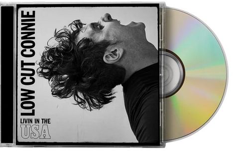 Aufschrift: "LOW CUT CONNIE" und "LIVIN IN THE USA". Schwarz-weißes Profilbild eines Mannes, der nach oben schaut. CD-Hülle.