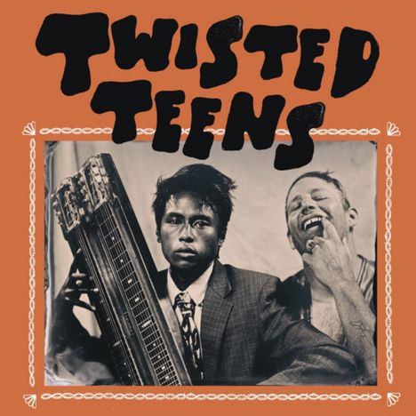 Text: "TWISTED TEENS". Zwei Personen, eine hält ein Musikinstrument, die andere lacht. Orange Hintergrund, verspielter Rahmen.