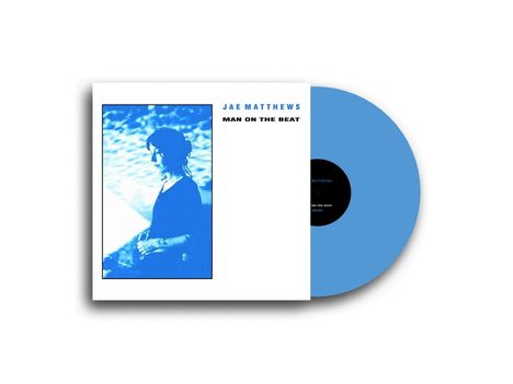 Text: "JAE MATTHEWS" und "MAN ON THE BEAT". Ein blau-weißes Cover zeigt eine Person im Profil. Eine blaue Schallplatte liegt daneben.