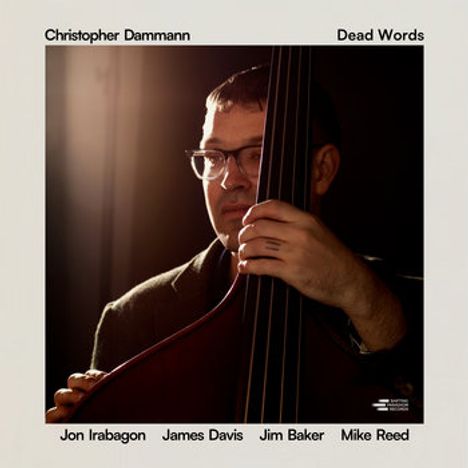 "Christopher Dammann Dead Words", "Jon Irabagon James Davis Jim Baker Mike Reed". Mann spielt Kontrabass im Dunkel.