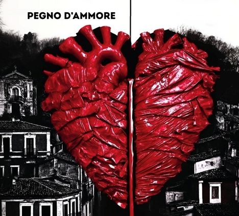 Text: "Pegno D'Amore". Illustration eines anatomischen roten Herzens vor schwarz-weißem Hintergrund mit Gebäuden.