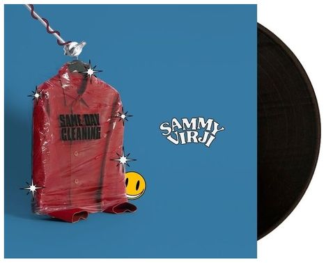 Text: "SAME DAY CLEANING", "SAMMY VIRJI". Ein Hemd in Plastikfolie und ein lächelndes Smiley-Gesicht, vor blauem Hintergrund.