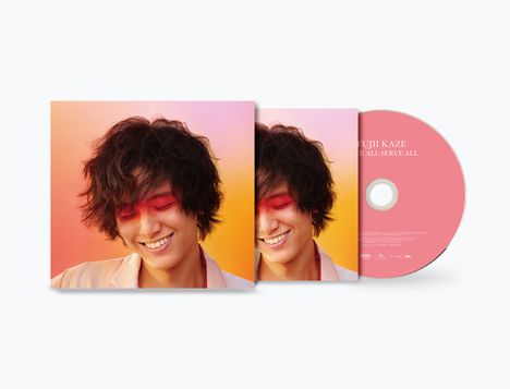 CD mit „FUJII KAZE, LOVE ALL SERVE ALL“. Cover zeigt eine lächelnde Person mit farbigem Hintergrund.