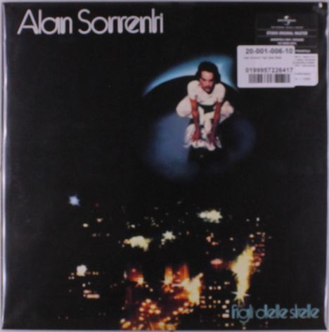 "Alain Sorrenti" und "Figli delle stelle". Oben ein Mann vor einem blauen Bogen, unten verschwommene Lichter einer Stadt bei Nacht.
