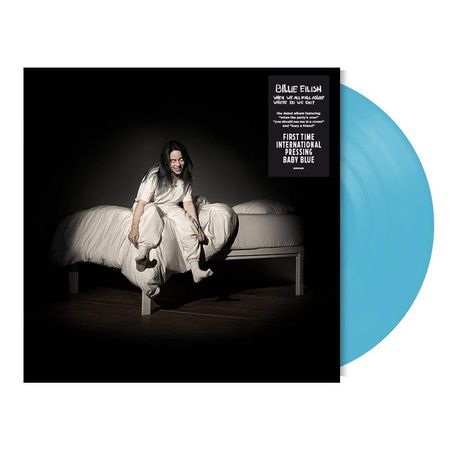 Text: "Billie Eilish, When We All Fall Asleep Where Do We Go?" Frau sitzt grinsend auf einem Bett, begleitet von blauem Vinyl.