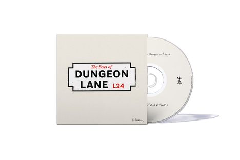 CD und Hülle mit Text "The Boys of Dungeon Lane L24". Hinweis auf Künstler in handschriftlicher Schrift.
