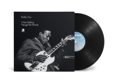 "Buddy Guy, I Was Walking Through The Woods." Auf dem Cover spielt Buddy Guy Gitarre. Links eine Schallplatte.