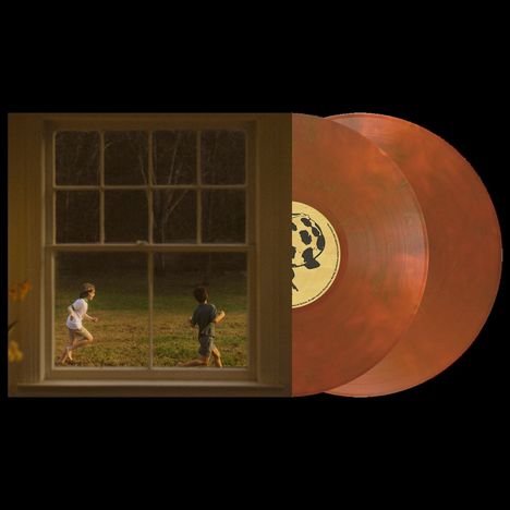 Zwei Kinder rennen auf einer Wiese hinter einem Fenster. Daneben zwei orangefarbene Vinyl-Schallplatten übereinander.
