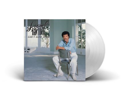 Text: „Lionel Richie Can't Slow Down“. Ein Mann sitzt lässig rückwärts auf einem Stuhl in einem hellen Raum.