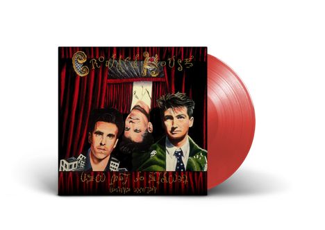 „Crowded House“ oben auf Vorhang, gezeichnete Porträts von drei Personen, rote Schallplatte dahinter.