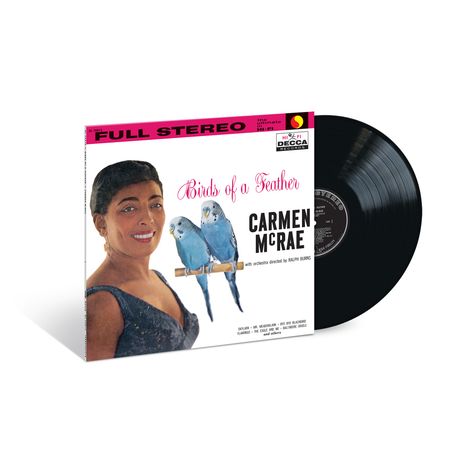 Albumcover mit dem Titel "Birds of a Feather" von Carmen McRae. Frau in elegantem Kleid, zwei Wellensittiche.