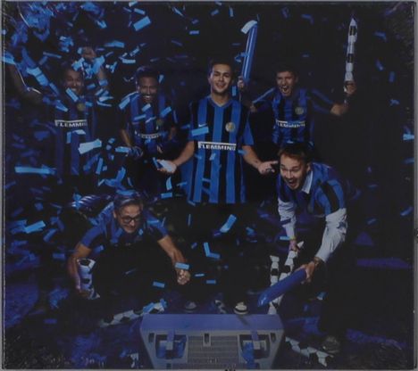 Der Schriftzug "FLEMMING" ist auf den Trikots. Mehrere Personen jubeln in blau-schwarzen Fußballtrikots mit Konfetti.