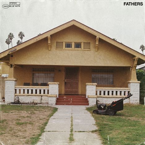 Texte: "FATHERS", "STEREO", "BLUE NOTE". Haus mit Veranda, Rasenmäher im Vordergrund, Palmen im Hintergrund.