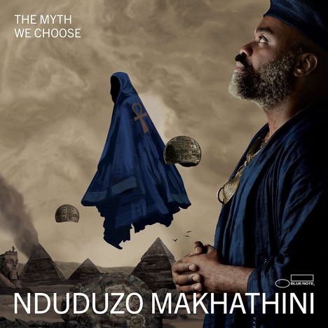"The Myth We Choose", "Nduduzo Makhathini". Ein Mann in Blau, Pyramiden im Hintergrund, schwebende Kugeln und ein Symbol.