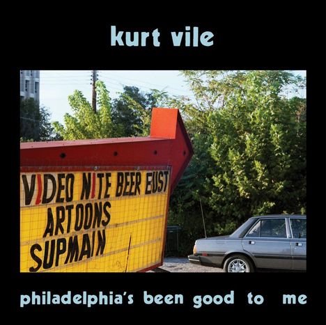 „VIDEO NITE BEER BUST ARTOONS SUPMAIN“. Ein roter Pfeil, grünes Laub und ein graues Auto im Hintergrund.