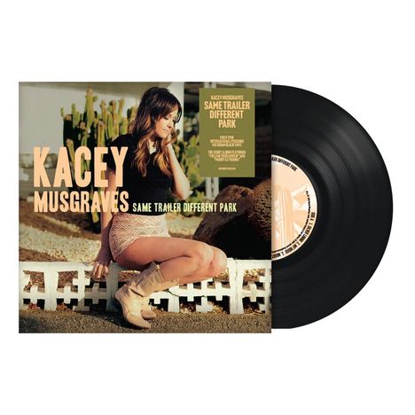 Text: "Kacey Musgraves - Same Trailer Different Park." Eine Frau sitzt draußen neben einem Kaktus. Vinyl-Platte sichtbar.