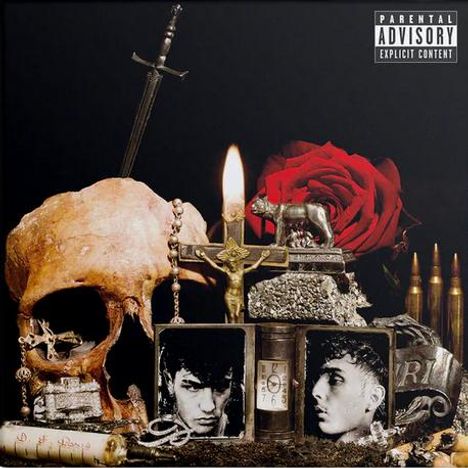 "Parental Advisory Explicit Content." Totenschädel, brennende Kerze, rote Rose und Patronen in dunkler, mystischer Szene.