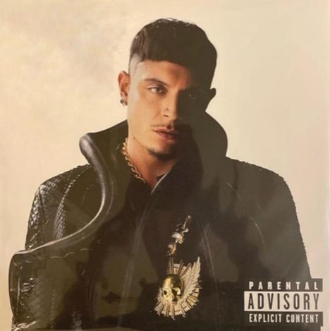 "Parental Advisory Explicit Content" unten rechts. Ein Mann in schwarzer Kleidung mit einer auffälligen Kette.