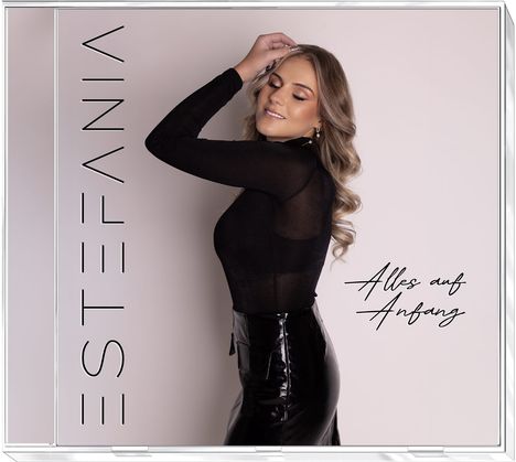 Text: „ESTEFANIA“ vertikal links und „Alles auf Anfang“ rechts. Frau in schwarzem Oberteil und Lederrock posiert lächelnd.
