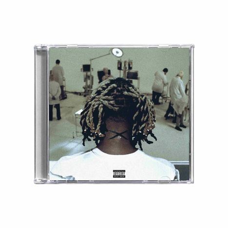 "Parental Advisory" Text unten. Ein Mensch mit dreadlock-ähnlichem Haar sitzt in einem medizinischen Raum.
