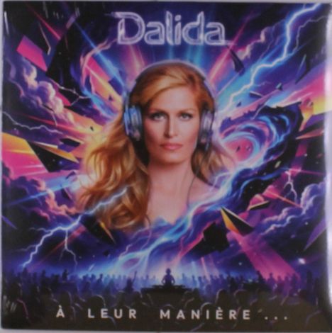Text: "Dalida" oben, "À leur manière..." unten. Illustration einer Frau mit Kopfhörern, bunte, leuchtende Hintergrundstrahlen.