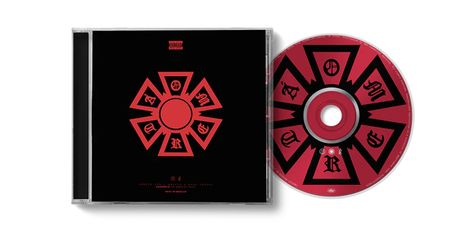 Ein rotes, geometrisches Emblem auf schwarzem Hintergrund mit Buchstaben in gotischer Schrift. CD und Cover sind sichtbar.