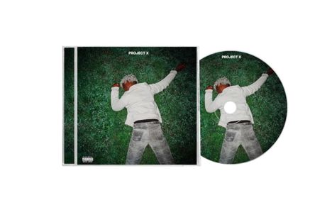 "PROJECT X" oben. Eine Person in weißer Kleidung liegt auf grünem Gras. CD-Cover und CD haben dasselbe Bild.