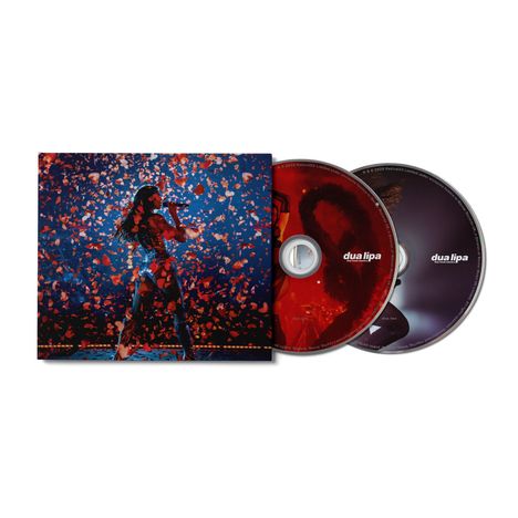 Zwei CDs mit der Aufschrift "dua lipa", begleitet von einem Cover einer Frau auf der Bühne, umgeben von roten Blütenblättern.