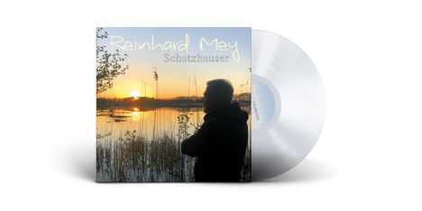 „Reinhard Mey, Schatzhauser“. Silhouette eines Mannes am See bei Sonnenuntergang. Vinyl im Hintergrund.