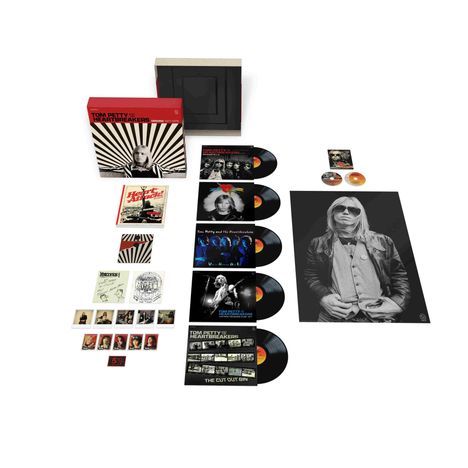 Box-Set mit dem Text "Tom Petty and the Heartbreakers." Verschiedene Schallplatten, CDs und ein großes Poster.