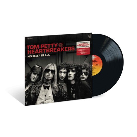 Auf einem Albumcover steht "TOM PETTY AND THE HEARTBREAKERS NO SLEEP TIL L.A." mit einem Schwarz-Weiß-Foto der Band.