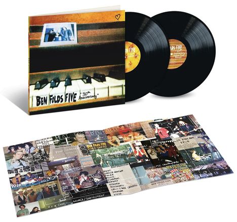 Text: "Ben Folds Five 30th Anniversary". 

Albumcover mit Klavierfoto, zwei schwarze Vinyl-Schallplatten, Collage von Fotos und Notizen.