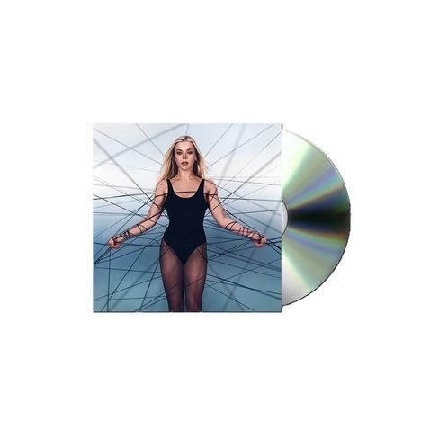 Eine Frau in schwarzem Outfit steht vor einem Hintergrund aus gespannten Fäden, daneben eine CD.