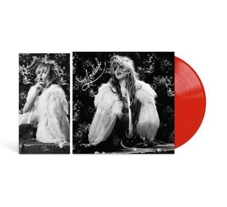 Links "Stevie Nicks," rechts dasselbe im weißen Pelz vor Blumen. Eine rote Schallplatte ist rechts sichtbar.