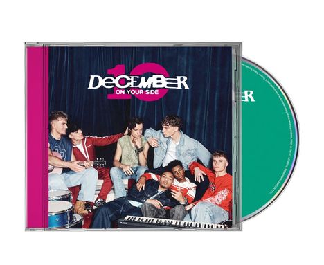 „DECEMBER ON YOUR SIDE“ steht in weißem Text. Eine Gruppe junger Männer sitzt entspannt mit Instrumenten zusammen.