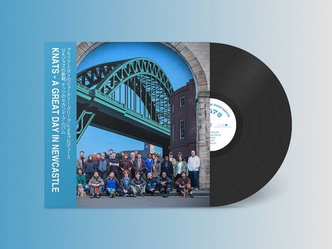 Der Text auf dem Cover lautet: "KNATS: A GREAT DAY IN NEWCASTLE". Eine Gruppe von Menschen steht unter einer grünen Brücke.