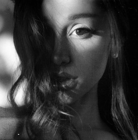 Kein Text erkennbar. Ein Schwarz-Weiß-Foto zeigt das Gesicht einer Frau, teils im Schatten.