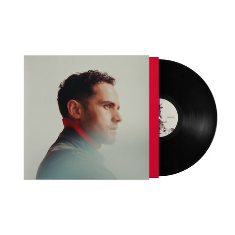 Person im Profil auf einem Albumcover, eine schwarze Schallplatte ragt heraus. 