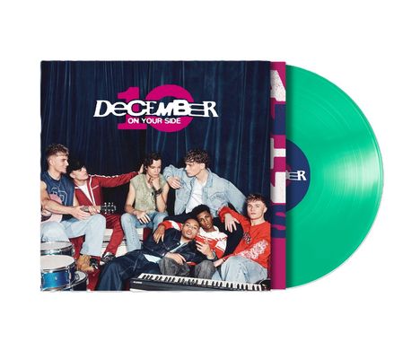 Text: "December 10, On Your Side." Eine Gruppe junger Männer sitzt zusammen, davor ein türkisfarbenes Vinyl.