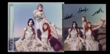 Auf einem CD-Cover posieren drei Frauen in eleganten, weißen Kleidern vor einem Meereshintergrund. Links ist dasselbe Bild.