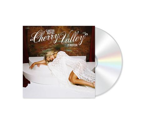 "Carter Faith 'Cherry Valley' Forever." Eine Frau in weißem Kleid liegt auf einem weißen Sofa vor einem gemalten Hintergrund.