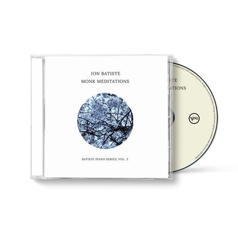 Der Text auf dem CD-Cover lautet: „JON BATISTE MONK MEDITATIONS. BATISTE PIANO SERIES, VOL. 3“. In der Mitte ein blauer Baumkreis.