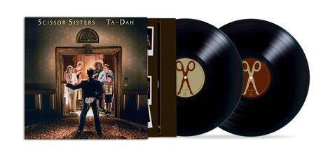„Scissor Sisters Ta-Dah“ oben. Illustration: Ein Mann präsentiert eine Gruppe vor offenem Fahrstuhl. Zwei Schallplatten.