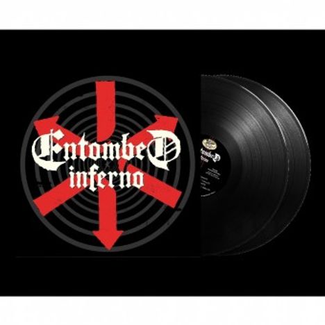 "Entombed Inferno" in mittelalterlicher Schrift auf schwarzem Hintergrund mit rotem Kreuz, Vinyl-Schallplatten sichtbar.