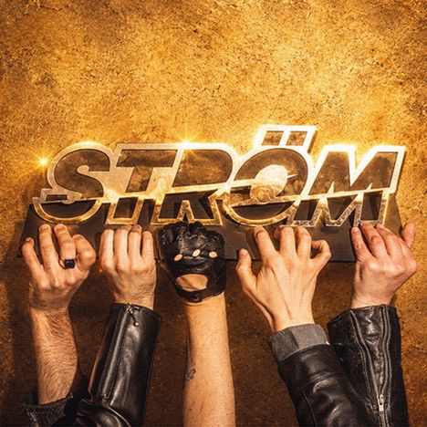 Text: STRÖM. Vier Hände mit Lederjacken halten das beleuchtete Wort auf goldenem Hintergrund.