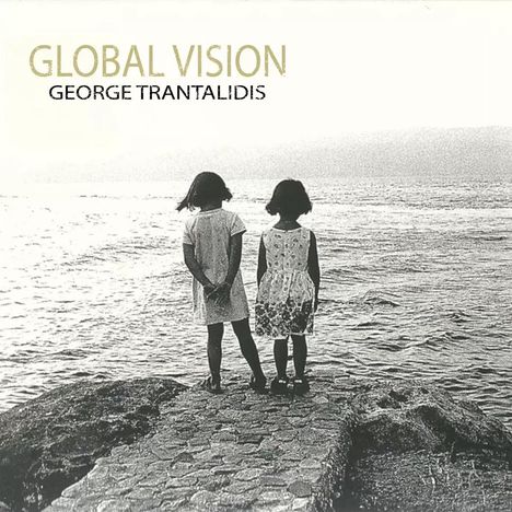 GLOBAL VISION, GEORGE TRANTALIDIS. Zwei Mädchen stehen auf einem Weg am Meer und schauen auf das Wasser.