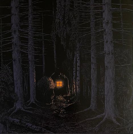 Eine dunkle Waldszene mit einer Hütte, deren Fenster warm leuchtet, umgeben von hohen Bäumen.