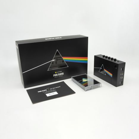 "Pink Floyd Special Edition" auf einer schwarzen Box mit einem Prisma und Regenbogen. Enthält ein weiteres Gerät und eine Kassette.