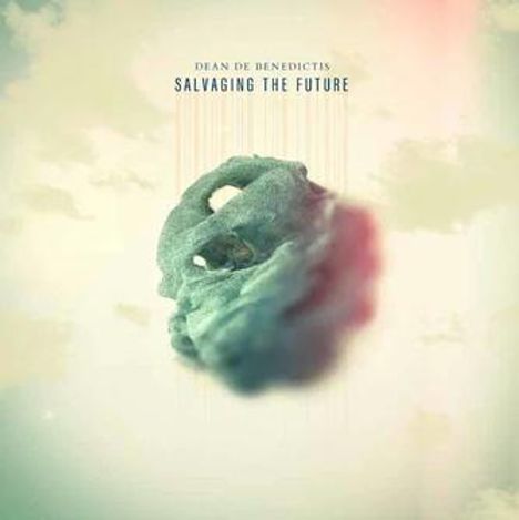 Text: "Dean De Benedictis Salvaging The Future." Eine surreale, verschwommene Skulptur schwebt vor einem pastellfarbenen Himmel.
